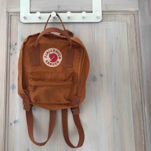  - En mini-kånken i fantastisk färg! Endast använd ett fåtal gånger, så den är i superfint skick. Köptes som replika för en långresa men helt felfri. Bud går bra! 