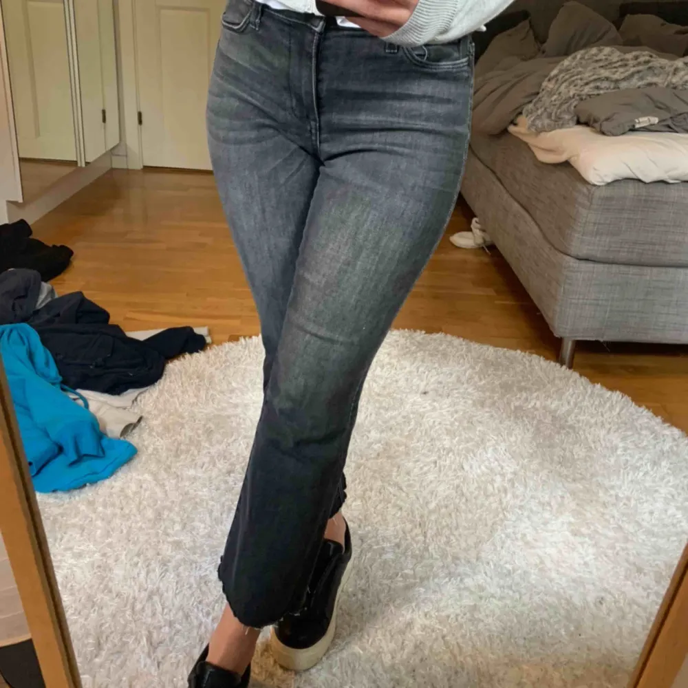 Ett par grå svarta korta jeans. Jag är ungefär 160 o har även själv klippt av lite längst ner på byxorna. (Frakt ingår inte i priset, pris för frakt är ca 80kr). Jeans & Byxor.