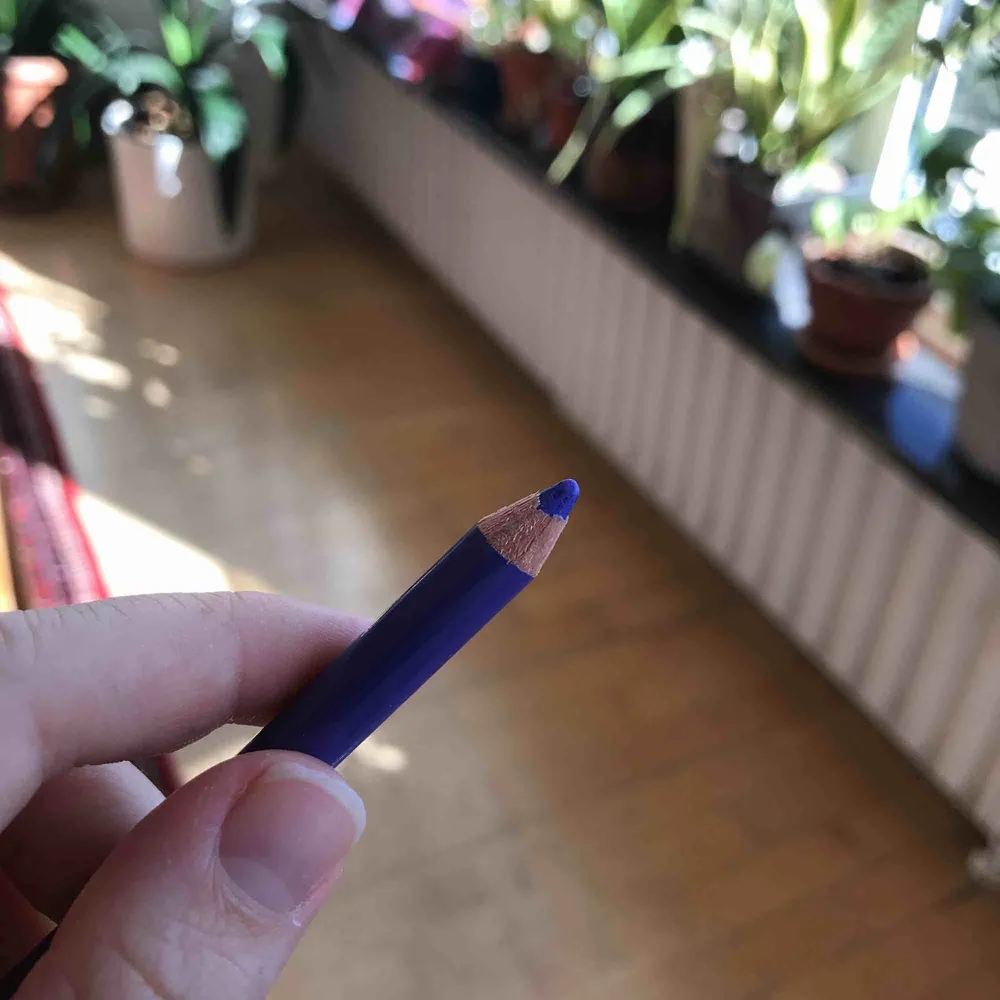 Le Crayon khôl av Lancôme(eyelinerpenna), nypris 220kr. Cool lila färg, ej använd. Övrigt.