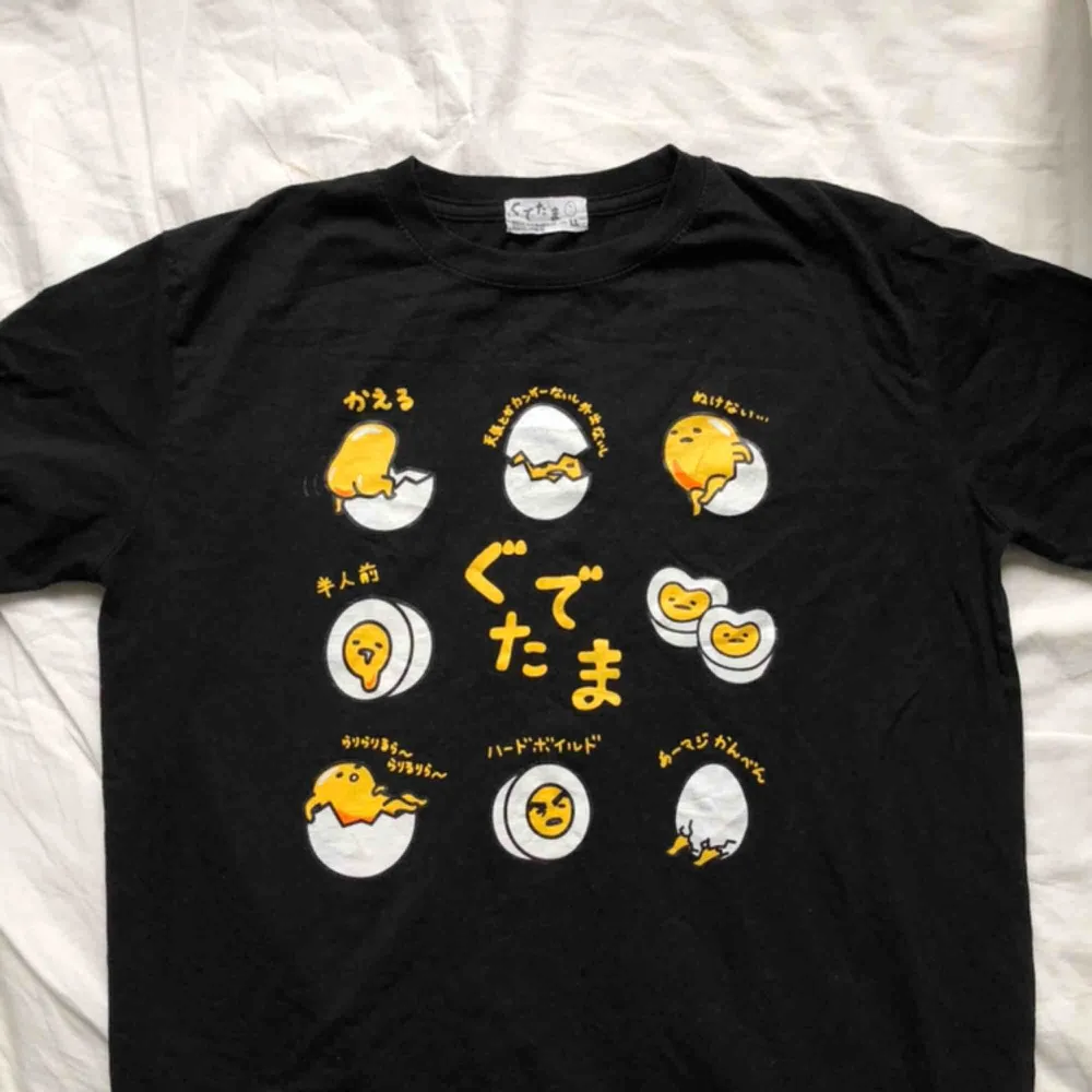 Japansk Oversize tshirt med små gulliga typ kycklingfigurer på, idk jättegulliga iaf. Skicket är som nytt och den passar xs-L beroende på hur man vill att den ska sitta💛frakt tillkommer. T-shirts.