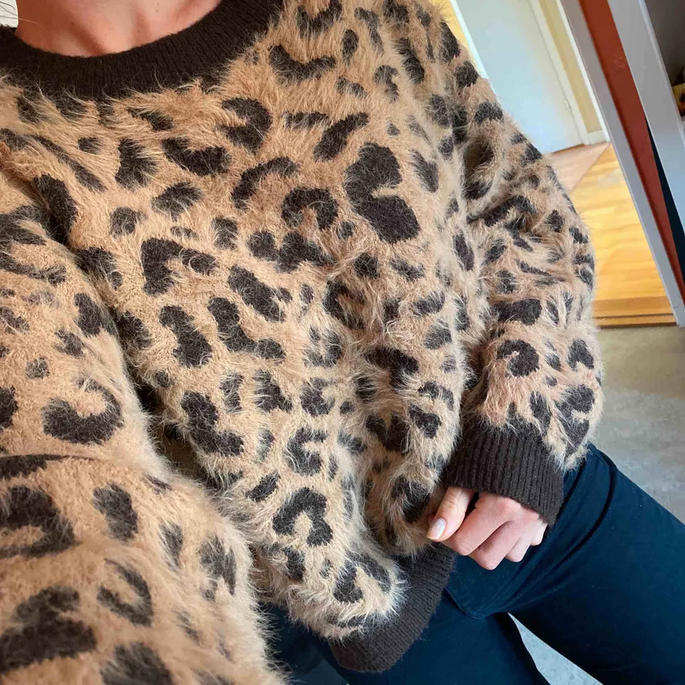 Mysigaste fluffiga leopardtröjan, piffar verkligen upp en outfit 🖤🐆 möts helst upp i gbg då den blir dyr att posta!. Tröjor & Koftor.
