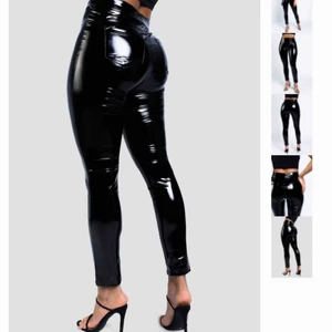  - Populära vinylbyxorna från madlady, helt nya stl M/L men passar mig med S. BUD FRÅN 100kr!!  Nypris 500kr