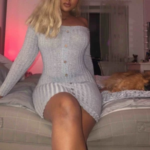  - En kort klänning från Dennis Maglic, använd engång. Storlek S men passar även som XS. 