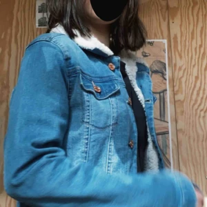  - En jättefin nästan oanvänd jeansjacka med teddykrage! Jackan går ner till lite under midjan. Dm:a för fler bilder på plagget! Vid snabb affär 150kr