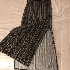  - Lång kjol men öppning ner till . Aldrig använd. 