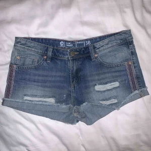  - GARDEROBRENSNING! Supersnygga jeansshorts som tyvärr blivit lite små för mig. Kolla gärna min profil, samfraktar vid köp av flera plagg! :)