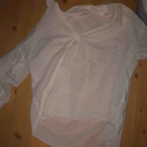  - Fin oversized sjort/blus från hm! Passar vilken storlek som helst igentligen🍒