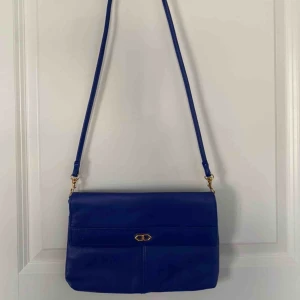  - Sååå fin väska i världens finaste färg, perfekt nu till våren!!! Köpt vintage för 2 år sedan, men tyvärr inte kommit till användning då jag har för många väskor:/ Köparen står för frakt! 