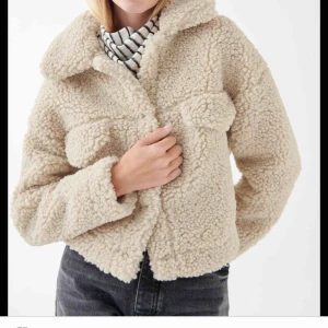  - Teddy Bear jacka från Gina Tricot. Bara använt ett fåtal gånger. Säljer för 130 kronor + frakt. 