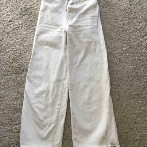  - Vita, vida byxor från HM. Modellen ”culotte high waist”. 100 kronor + frakt.