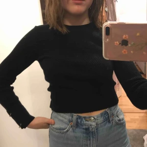  - gullig tröja med små ringar vid slutet av ärmen! supercharmig tröja som inte längre kommer till användning. kan skickas men köparen står för frakt 