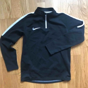  - Tröja i lite tjockare material ifrån Nike. Köpt här på Plick men kommer inte till användning. Storlek M. 