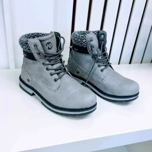  - Fodrade, clean ljusgrå färg. Använda en gång. Good condition almost like brand new.  (Swish-betalning: Finns i Rissne/köparen står för frakten.)