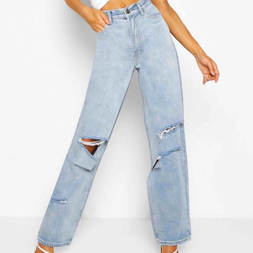 Säljer dessa populära jeansen från Boohoo. Helt oanvända!! Anledningen till att jag säljer dem är eftersom att de tyvärr var för stora.. . Jeans & Byxor.