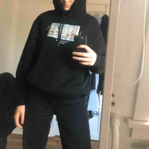  - Hoodie från h&m med coolt tryck💗💗  Skriv till mig om du är intresserad!