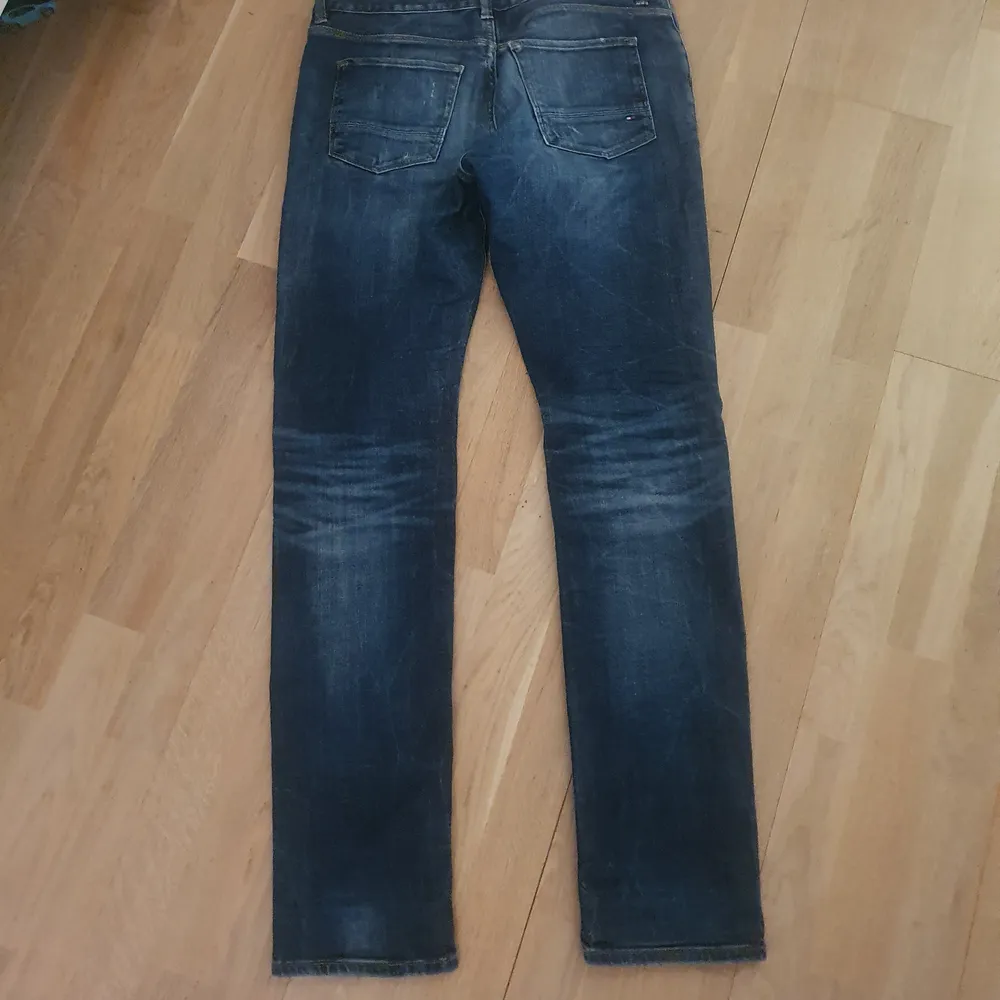 Blåa Tommy Hilfiger jeans. Säljer de för att de inte används. Bra skick!. Jeans & Byxor.