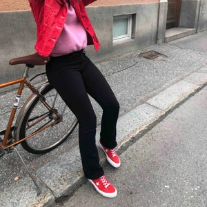  - Svarta bootcutjeans från levis i superbra skick💕✨ Modellen heter 715 bootcut, de är stretchigt material så passar fler💘jag är vanligtvis 26! Frakt tillkommer på 79kr💖