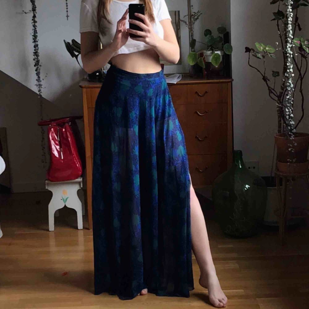 Jätte fin ny kjol med skjorta inuti | Plick Second Hand