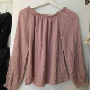  - Oanvänd gullig tröja som är köpt förra året. Säljer pga ingen användning🌸