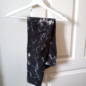 Träningstights marmormönster - Träningstights med marmor mönster. Texten på lappen är borta men tror storleken är M 