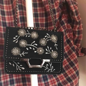  - Asfin väska som både går att ha med långt band över kroppen eller kort över axeln. Så fin men används tyvärr inte