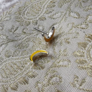 Halvmåne örhängen - Supersöta små örhängen köpta i nice, Frankrike. Endast använda en gång. 20 kr plus frakt. 