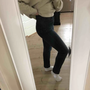  - Jag säljer mina super snygga Lee jeans. Nypris 699kr, modell mom jeans straight. Lite för små för mig som har M men funkar. 