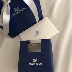  - Armband från swarovski, aldrig använt. Låda, gift bag och äkthetcertifikat med följer. Ny pris 800kr. Pris kan diskuteras vid snabb affär