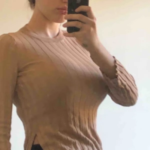  - Säljer mig gamla favvotröja som jag tyvärr ej använt på länge. Storlek S från H&M. Jätteskön med slits på bägge sidor! 💫