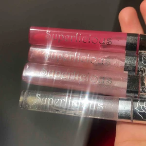 Läppglans!! - Superfina läppglans ”Superlicious” från märket Viva La Diva. Har fått massa av dem men använder tyvärr inte. Dessa är i glittriga ljusa färger, alla innehåller Aloe Vera och E-vitamin. Luktar sött, typ godis 2 st för 50 kr möts upp i Göteborg🥰