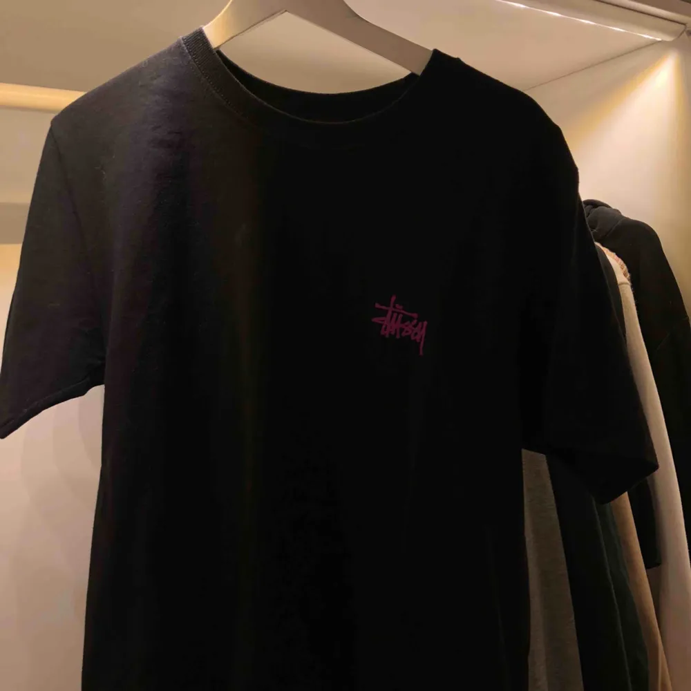 snygg svart lila stussy tröja, stl M, knappt använd, säljer för 200! stl M köparen står för frakt, 63kr!. T-shirts.