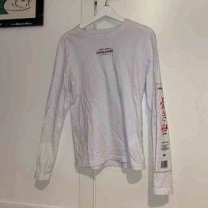  - Långärmad tröja. Använd 1-2 gånger så den är i fint skick. 