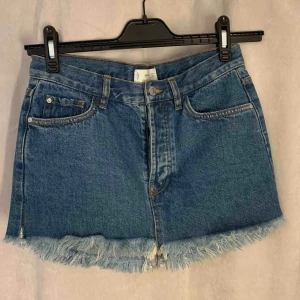  - En jeanskjol från mango i storlek 34 och kort i modellen, jättefint skick använd bara ett par fåtal gånger! Tillkommer frakt på 44kr