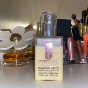  - Clinique  Dramatically Different Moisturizing Lotion 125 ml💗 ca 1/5 använt men säljer då den tyvärr inte passar min hudtyp😕 för torr till kombonations hy🥰 NYPRIS: 560kr