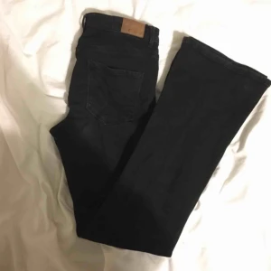  - Svarta jeans. Tajta upptill och utsvängda nertill. Från Lindex. Ganska använda men inget fel från dem. Produktbilder för att visa hur den sitter men jeansen är svarta. PRIS INKL. FRAKT. PROS KAN DISKUTERAS 🥳 fler bilder kan skickas. 