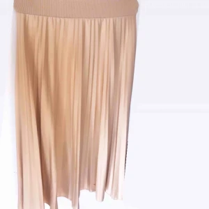  - Plisserad kjol. Fint skick. Liten röd nagellacksfläck i botten. 