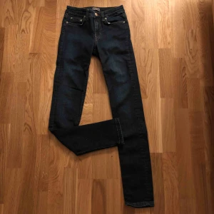  - Filippa K jeans. Stretchiga. Använda 1-2 gånger så dem är i väldigt bra skick. 