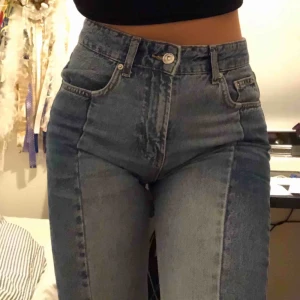 Jeans - Jeans köpta från Gina Tricot i storlek 34! Använda max 3 gånger och har sen dess legat orörda ett bra tag 💕 150kr, kan mötas upp i Falun⭐️