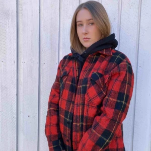  - En trendig jacka med rödrutigt mönster som passar perfekt till både vår, sommar och höst. Den stängs med knappar. 💘🤩