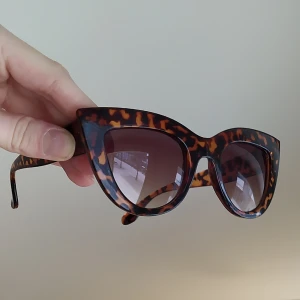 Solglasögon  - Snygga solglasögon,  köpta second hand så vet inte angående UVskydd osv men de är i fint skick! 