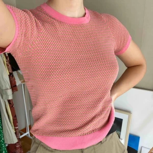  - INTRESSEKOLL! Funderar på att sälja denna as balla populära ”stickade” t-shirt från zara! Mer rosa i verkligheten. Inte helt säker än men vill se vad jag kan få den för! Använd några få gånger💕✨