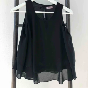  - Ett perfekt volangerna från märket TESSIE. Så fint till både fest och vardags och passar till allt möjligt💛 Kramis