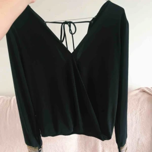  - En av mina favoriter som inte längre får plats i garderoben. Väldigt bekväm blus med fina gulddetaljer. V-ringad i ryggen. Köpt i USA på Agaci.
