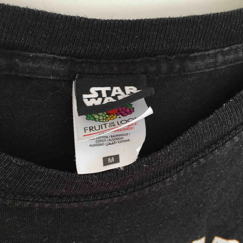 Star Wars T-shirt köpt på Sci-Fi bokhandeln i Stockholm. Möts i Örebro eller skickar, då står köparen för frakt (30kr) :). T-shirts.