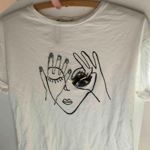  - T-shirt med tryck och detaljer