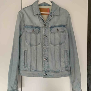  - ACNE STUDIOS TENT LIGHT BLUE  Ljusblå jeansjacka från Acne Studios. Nyskick.   Nypris 2800 kr. 