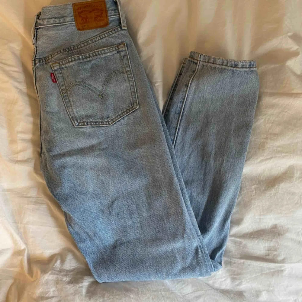 Säljer mina Levis jeans pga att dem inte kommer till användning. Endast använda 2 gånger. Kan mötas upp eller frakta då köparen står för frakt💕💕. Jeans & Byxor.