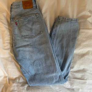 Säljer mina Levis jeans pga att dem inte kommer till användning. Endast använda 2 gånger. Kan mötas upp eller frakta då köparen står för frakt💕💕