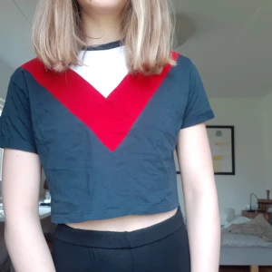 Crop top - Enbart använd ett fåtal gånger - bra skick. Mötas upp i hbg, annars står köparen för frakten om du inte sammanlagt köper för mer än 250 kr!