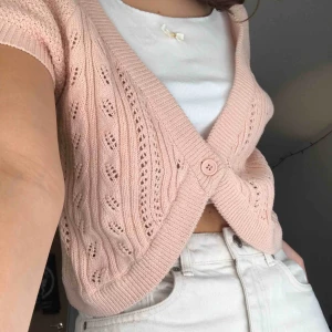  - Jättegullig ljusrosa stickad kofta! Står ej storlek men gissar på s till m (?) passar att använda till ett gulligt linne! 